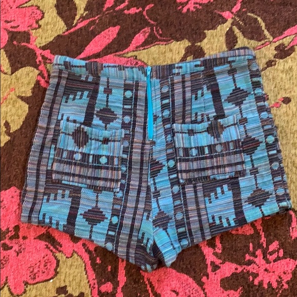 Geometric pattern high-waist shorts with pockets - Picture 3 of 4